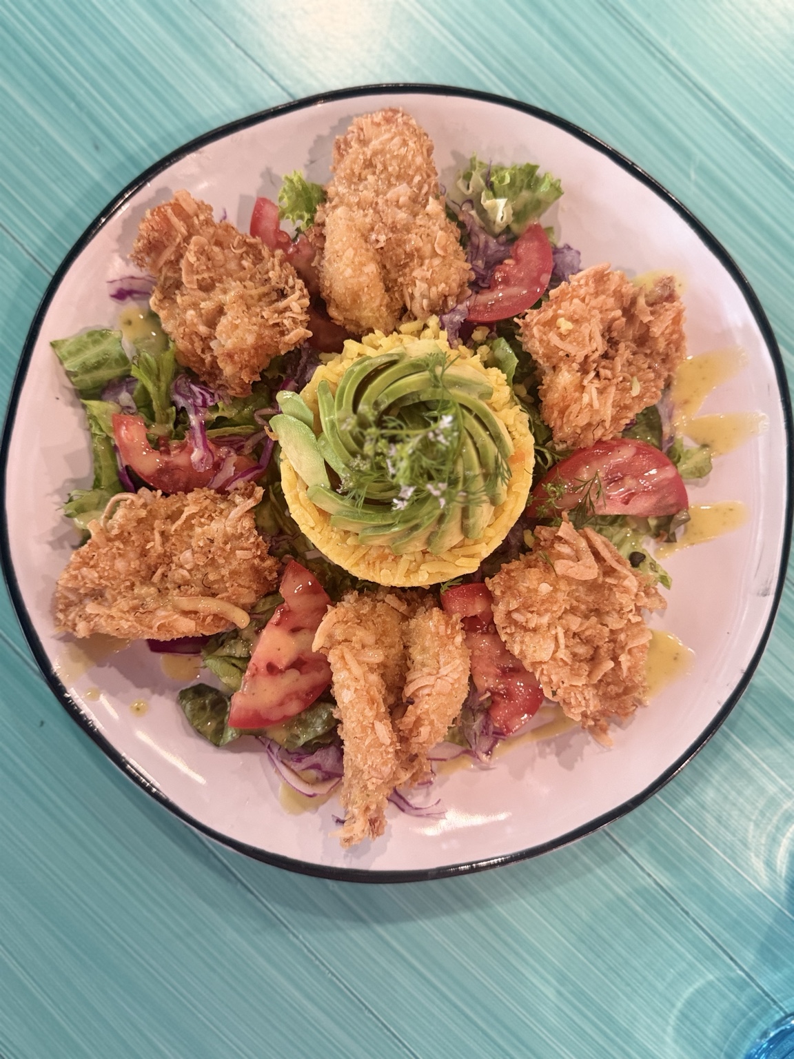 Camarones crujientes con arroz, ensalada y aguacate en Barra de Zona